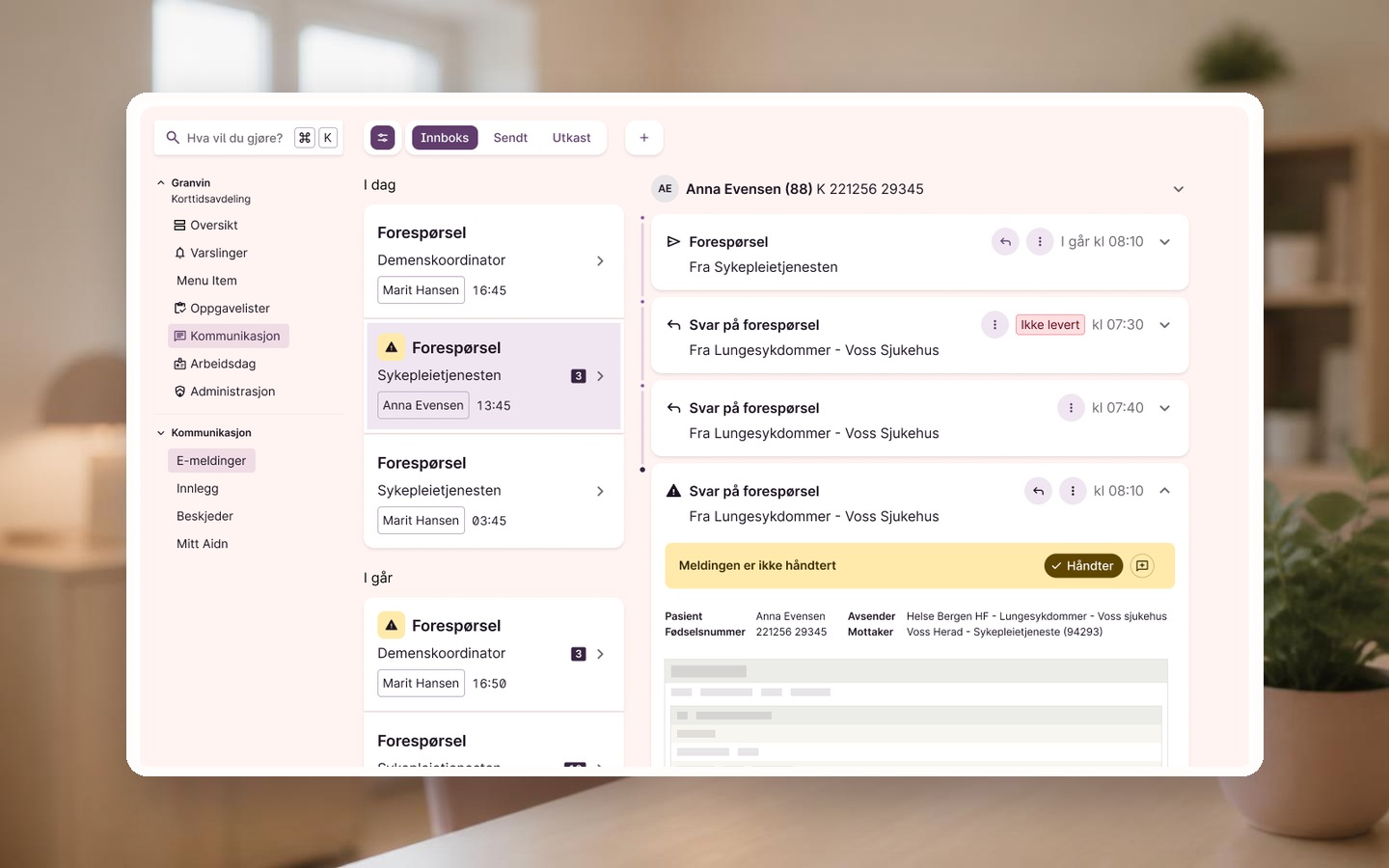 E-meldinger innboks for helsepersonell vist på skjerm i et sykehjemskontor